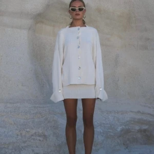 Arakii luna cardigan  - Säljer en helt oanvänd Arakii luna cardigan i storlek xs. Är som sagt helt oanvänd med prislappen kvar och slutsåld på hemsidan. Säljer för 1600kr + frakt 