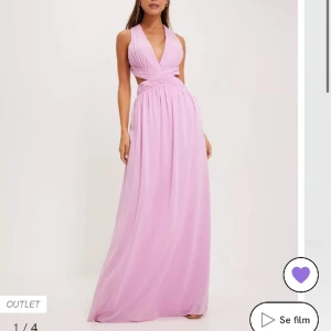 rosa balklänning  - säljer klänningen som jag planerade att ha på min studentbal men det blev inte som planerat. Klänningen är i storlek 36 och är helt oanvänd (prislappen kvar). Säljer för 400kr. Helt slutsåld på hemsidan💕