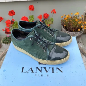 Lanvin Patent Cap Toe Sneaker Green - Hej, säljer ett par väldigt unika Lanvin cap toe sneakers i grön mocka och toebox. Size 8 vilket motsvarar 42/43. Sällsynt förgkombo och super snygg. Nypris runt 4300. Obs boxen följer inte med och inte og laces. Pris kan diskuteras vid snabb affär.