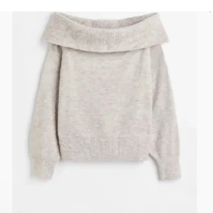 Stickad tröja - Jätte fin och varm tröja köpt för ungefär 399kr.