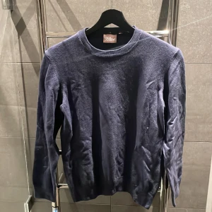 Blå merinoull pull over från Oscar Jacobsson  - Säljer nu denna snygga blåa pull overn från Oscar Jacobsson. Tröjan är i ny skick och har Inge defekter. Dock är tröjan liten och därför rekommenderar jag tröjan vid S eventuellt XS