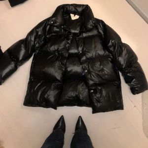ARKET pufferjacket - Öppen för förhandling. Overzised pufferjacket från arket, använd typ 4 gånger till skolan/affären för att jag vägrade inse att den var för stor😭 Men nu hänger den bara i garderoben… nypris ca 3k. IntressekollHar inte helt bestämt mig än om jag vill sälja 