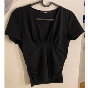 bikbok topp - Denna fina topp från bikbok som tyvärr börjar bli för liten för mig. Toppen är i fint skick och använd få gånger.🩷👛