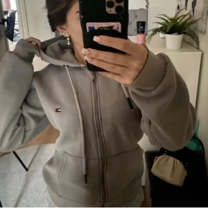 Tommy hilfiger kofta  - Säljer min fake tommy hilfiger kofta  (piratkopia) dá den inte används! Super bra kvalitet och ser exakt likadan ut som den riktiga! Passar báde tjejer och killar. Sälj för att den är för stor för mig . 