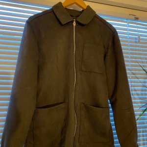 Human Scale jacka - Säljer nu min sjukt snygga human scale suede jacka i storlek S! Funkar helt perfekt som overshirt eller en varmare jacka med en tjocktröja under! Nypris 1500, mitt pris 600. DM vid frågor eller fler bilder!
