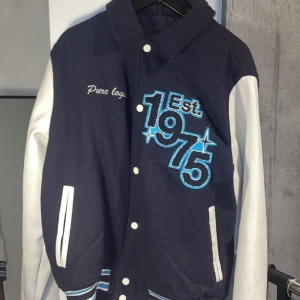 Varsity jacka - Snygg varsity jacka från Zara som jag använt ett par gånger bara och säljer nu för ett bra pris. För fler bilder eller frågor vänligen skriv. 