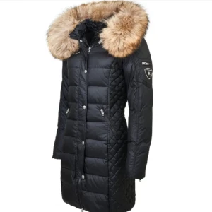 Rockandblue - Fin varm Rockandblue jacka med äkta päls och silvriga detaljer. Inga defekter finns och den är knappt använd!🤍 Perfekt nu till vintern, pris går att diskuteras!🤍Passar S