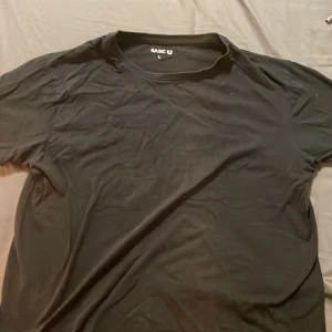 Basic tshirt  - Svart basic thsirt    Storlek large 