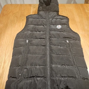 Moncler väst - Säljer denna väst. Den är i storlek S, lite för stor för mitt barn som är 10 år. Tror det passar bra from 14 och uppåt