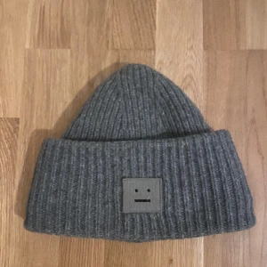 Acne mössa - Acne mössa i fint skick införskaffad förra vintern och väldigt fräsch. Inga skador.Skriv om ni har frågor
