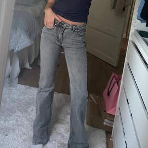 Gråa Bootcut jeans från Gina 