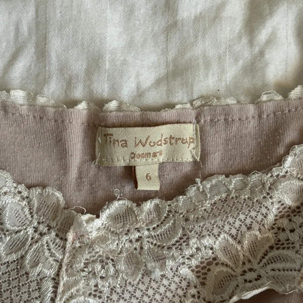 Super sött linne med spetsdetalj från Tina Woodstrap! 🤩  Storlek ”6” står det på den, jag är en S och den sitter fint!. Toppar.