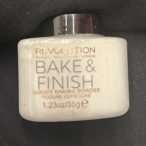 Settingpowder - Settingpowder från Makeup Revolution. Transparent. Oöppnad. 