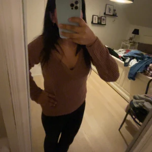 Stickad tröja  - Beige/rosa tröja men ser brun ut i ljuset. Har aldrig använts och därmed har inga defekter. 