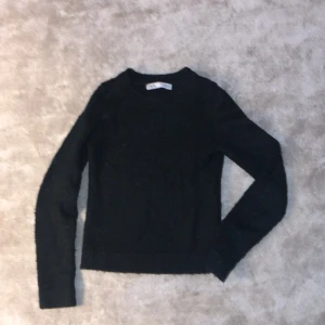 Stickad tröja  - Jag säljer en jätte fin stickad tröja från zara. Storlek s men passar även xs. Priset går såklart att diskutera. Har ni några frågor så är det bara att skriva.