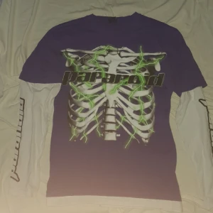 Tröja - 👾👾👾Säljer en skit fet tröja från NewYerker, nypris 350-: jag säljer för 150-:🔥🔥🔥