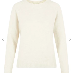 Stickad tröja - En jättefin tröja från Vero Moda. Använd ett fåtal gånger. Nypris 250kr