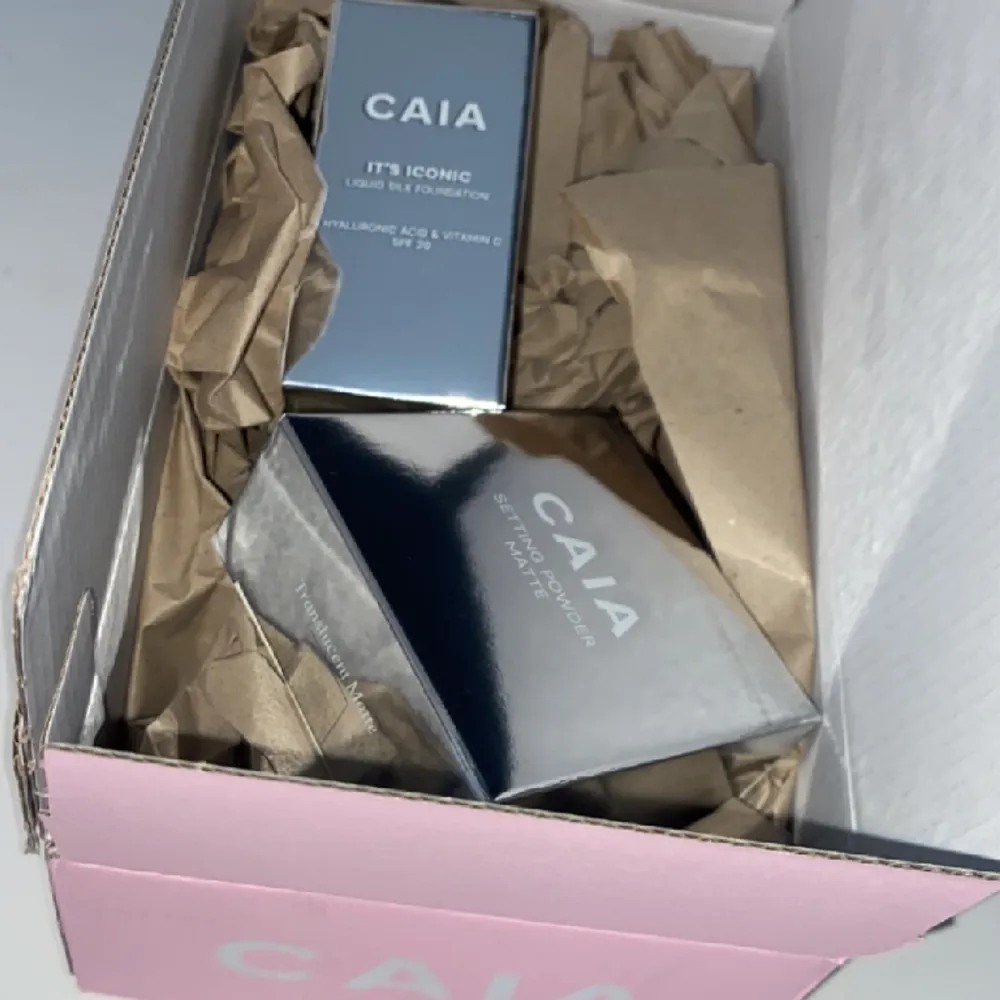 Säljer Caia foundation färg 2W och puder, öppnad förpackning men oanvända🩵 . Accessoarer.