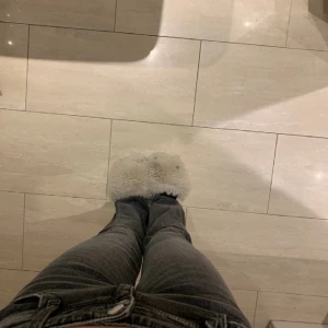 Trendiga jeans - Jag säljer ett par sjukt snygga jeans från Gina!💕 Som nya, inga defekter. Har bara använt två gånger💗