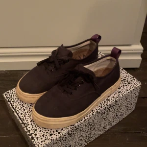 Eytys skor - Eytys skor i fint skick, inga defekter. Skorna är storlek 41. Box ingår. Skriv vid funderingar! 