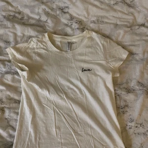 T-shirt - Säljer min t-shirt från Hm i strl xs, då den inte kommit till användning. Är knappt använd