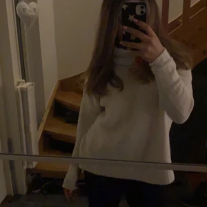 Vit stickad tröja med polo krage  - Säljer denna stickade tröjan från lager 157!
