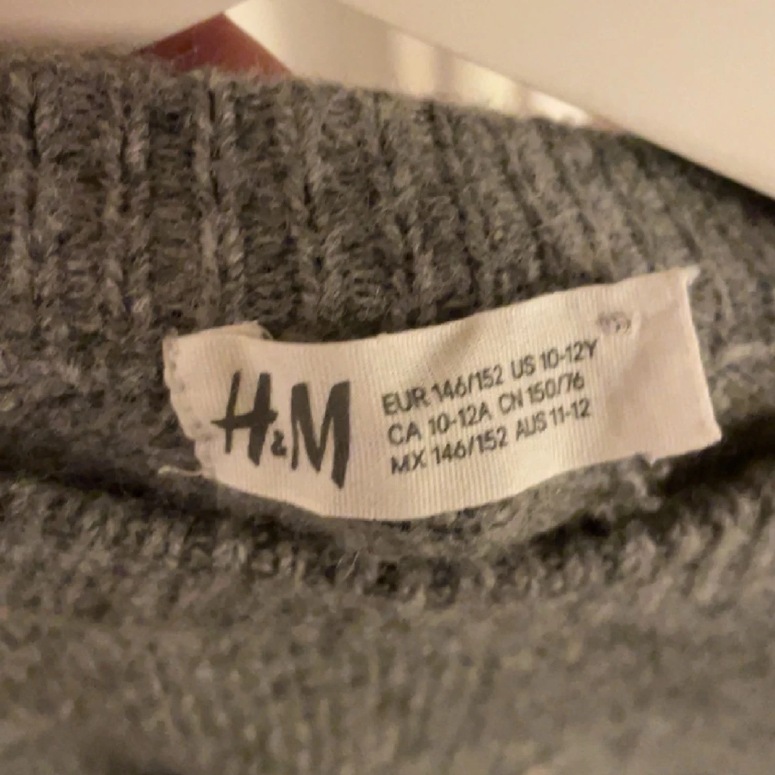 Grå stickad tröja - 25