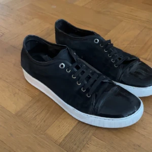 Lanvin skor - Säljer ett par lanvin skor i storlek 43/uk9. Skorna är repaintade på den vita delen av skon. Skick 7/10