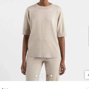 Hej, säljer denna trekvarts stickade tröja ifrån Åhléns. Den har prislappen kvar och allt så aldrig använd! ❤️