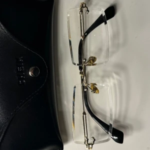 Glasögon Vintage Genomskinliga  - Skitsnygga genomskinliga stiliga vintage glasögon, inga fel och aldrig använda! 