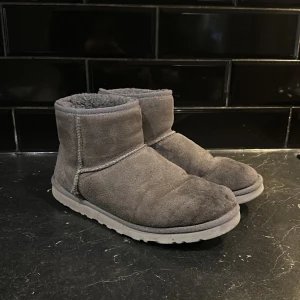 Ugg - Dags att sälja mina otroligt fina uggs. Säljs i använt skick. Köpt för ca 2000kr i oktober. Pris kan diskuteras 