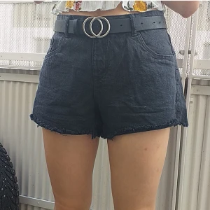 Svarta shorts - Super bekväma shorts i storlek 38, fungerar även för större storlekar då dom är stora i storleken.  Helt oanvända!!