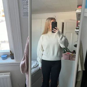 Stickad tröja från &other stories  - Storlek S relativt bra skick,skriv om ni vill ha fler bilder 