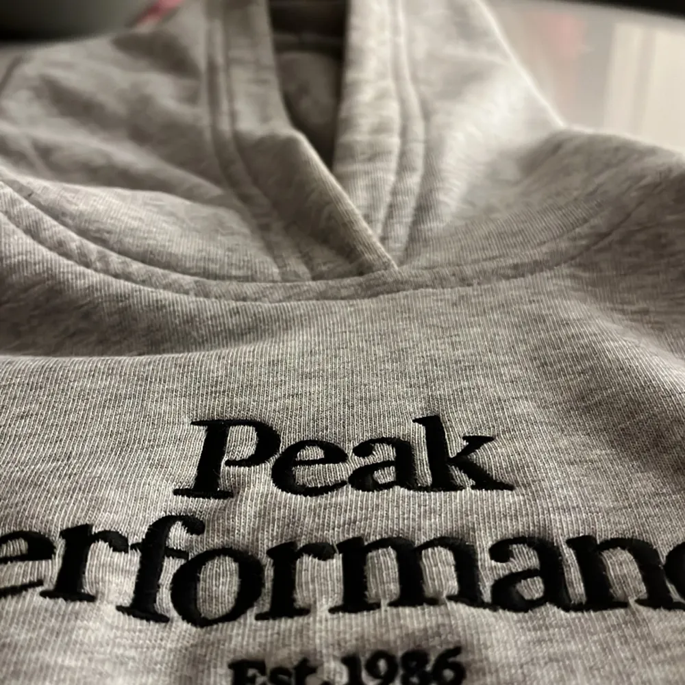 Peakperformance grå hoodie (oanvänd)(bra skick). Hoodies.