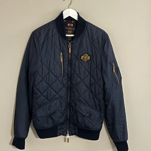 Morris jacka  - En oerhört prisvärd jacka till våren och hösten~ Storlek: M/S~ Skick: 8,5/10~ Nypris: 2199kr~ Hör av er vid frågor😃