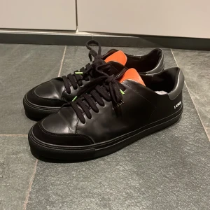 Axel Arigato clean 90 - Säljer mina Arigatos  Storlek:44 Färg: svart. använda men i fint iskick. (Inga skador) 