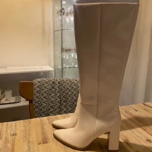 Stradivarius stövlar - Storlek 37, nyskick med prislapp. Säljer pga dubbelbeställning:) nypris 600 sek men säljer för hälften!