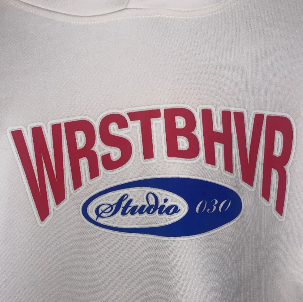 Säljer en hoodie från WRSTBHVR i storlek S. Endast använd ett par gånger. Nyskick. Hoodies.