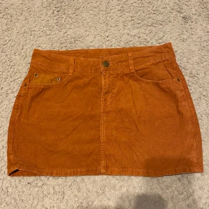orange kort kjol - orange kort kjol från h&m! står strl. 38 men passar defintivt bättre 36