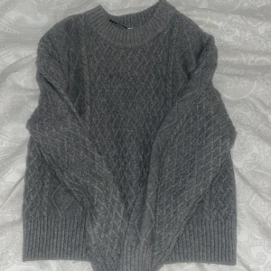 Grå stickad tröja - Helt ny och nästan aldrig använd💗💗 nypris var 400kr