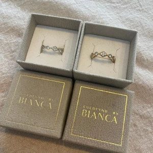 Två ringar från Guldfynd by Bianca  - Två ringar i färgen silver och guld från Guldfynd by Bianca. Finns spår av användning men ändå i gott sick, varav jag säljer de billigt 200kr för båda. 
