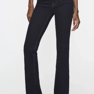 super snygga zara jeans - säljer dessa super snygga zara jeans då dom är för långa🩷 pris kan diskuteras 