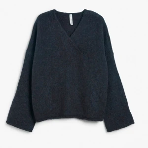 Stickad tröja  - Jättefin stickad från Kappahl, nästan aldrig använd säljer i beige också köpt för 599kr styck