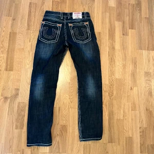 True Religion Jeans - Hejsan! Tänkte nu sälja mina true religion jeans som är i mycket bra skick. Det står ingen storlek men de passar bra på mig som är 190 och brukar ha 31/32 i midjan. Det är bara att höra av dig vid frågor :)