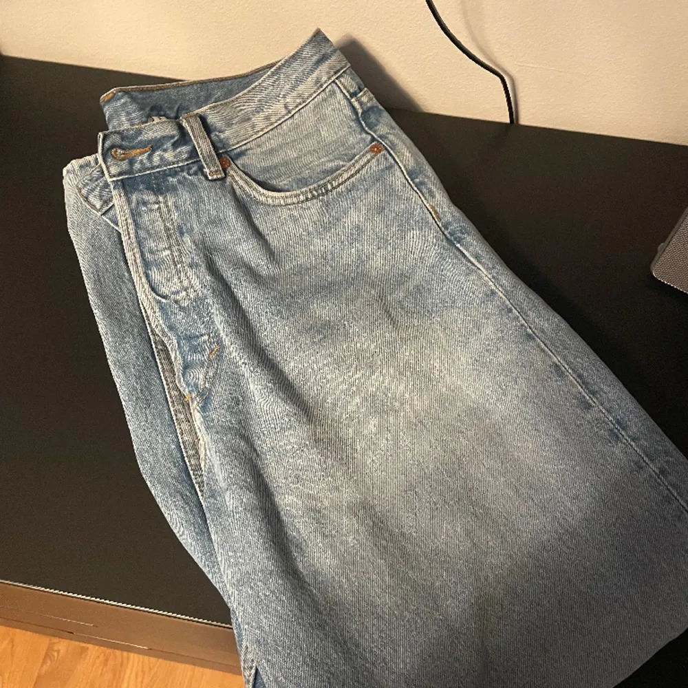 Dessa jeansen är perfekta för dig som vill ha en baggy fit, använda 2-3 gånger och är som nya!. Jeans & Byxor.