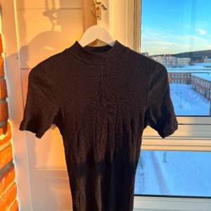 En svart T-shirt från Polarn&Pyret. Använd men i bra skick. Endast köpare från Östersund eller Hammarstrand området för att kunna mötas upp med varan
