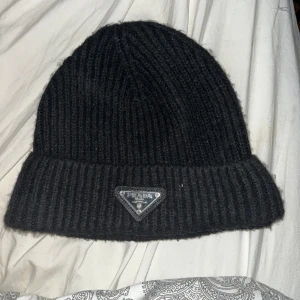 Prada mössa  - Säljer min Pradamössa som inte kommer till användning längre, passar både dam och herr. Fint skick. Pris kan diskuteras 