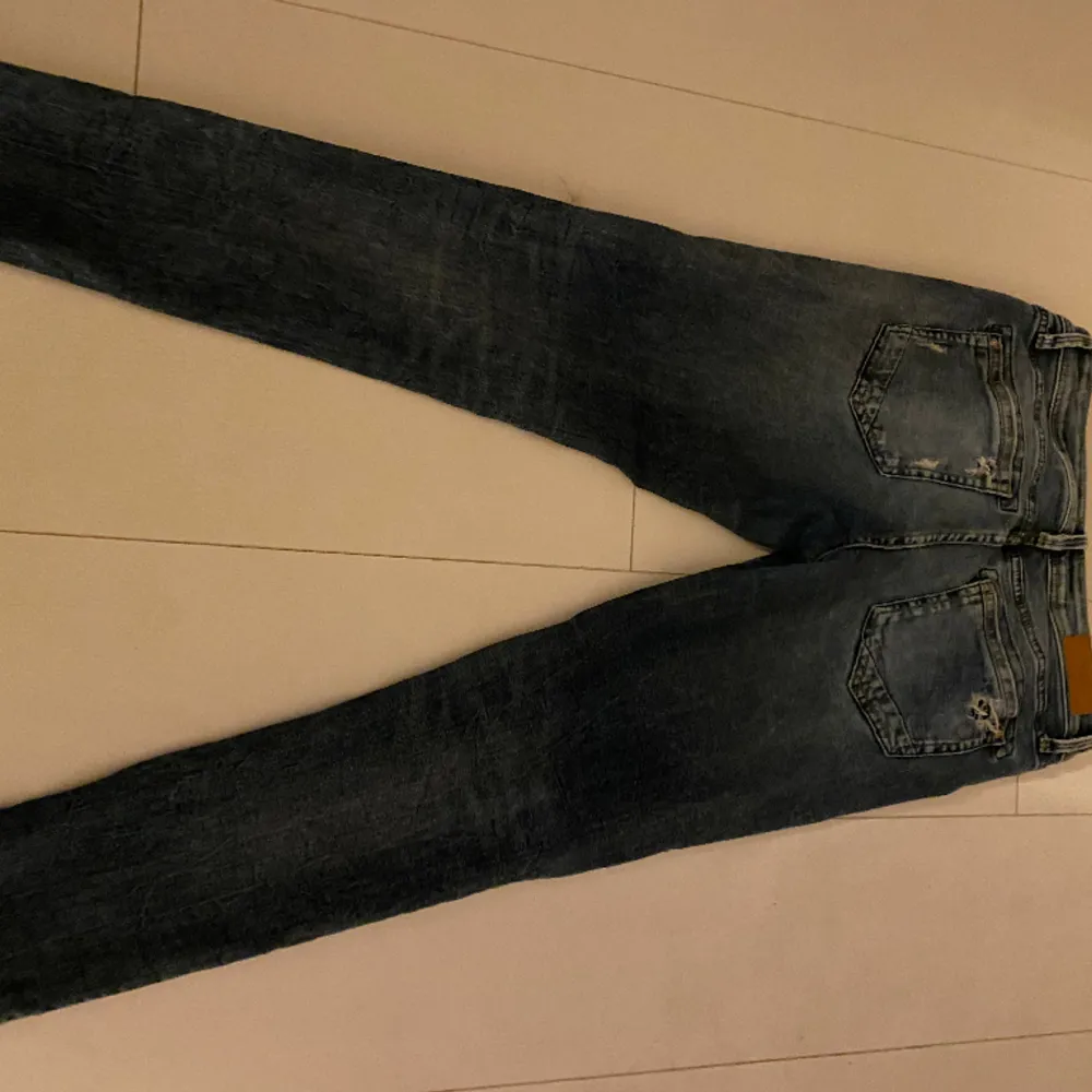 Säljer nu dessa only jeans pga att dom ej passar mig och inte kommer till användning, inga fläckar eller hål som ej ska vara där🤍i stolek 30/32🤍jättefina jeans med hål överallt med två knappar🤍säljer för 200kr+frakt🤍kom privat för mer🤍🤍. Jeans & Byxor.