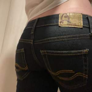 Jättesnygga lowwaist jeans som har använts en gång av tidigare ägare💞 säljer pga att de är för små💞 Mått: midja: 35cm, innebenslängd: 74cm, gylf: 15cm💞  Kontakta för frågor elr bilder💞🤗