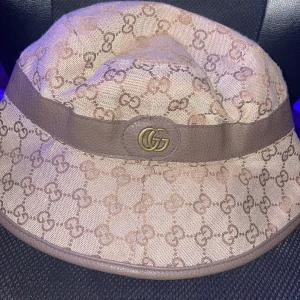 Gucci hat - Ganska normal storlek lite stor men passar bra äkta oxå